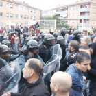 Imatges de confrontacions entre la Guàrdia Civil i gent durant la jornada del referèndum de l'1-O.