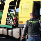 Agentes de la Guardia Civil inspeccionando un camión en el puerto de Tarragona.