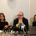 Pla mitjà de Jessica Jones, Ben Emmerson i Rachel Lindon, a la dreta, durant la roda de premsa al despatx Matrix Chambers de Londres.