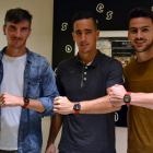Tito, Edgar Badia y Sillero muestran el reloj oficial del CF Reus Deportiu en la tienda Solanas Joyeros de la calle Monterols.