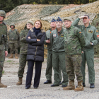 La ministra de Defensa, María Dolores de Cospedal, visitant l'artilleria antiaèria, acompanyada de comandaments militars, durant l'operació 'Eagle Eye' a l'Aeroport de Reus.