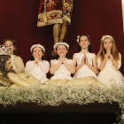 Plano abierto de varias niñas participando en la Coronación del Señor en Reus.