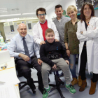 Sergi, amb els seus pares, Sergio i Noelia, ahir amb els doctors.