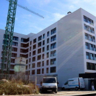 Imatge d'un bloc de pisos en fase de construcció a l'avinguda Andorra de Tarragona.