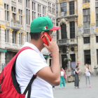 Un turista fent una trucada a Brus
