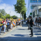 Los manifestantes, delante del cordón de seguridad establecido por la guardia civil ante|delante de la comandancia.