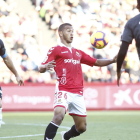 Luis Suárez intenta controlar una pelota durante el Nàstic-Almería