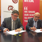 El rector de la Universitat Rovira i Virgili (URV), Josep Antón Ferré, i el director general de l'Institut de Recerca i Tecnologia Agroalimentàries (IRTA), Josep Monfort, signant el nou conveni. Imatge del 14 de febrer de 2017 (horitzontal)