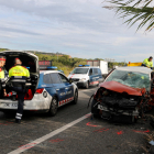 El cotxe de la víctima mortal de l'accident a l'N-340 a Tarragona al costat de dos agents dels Mossos.