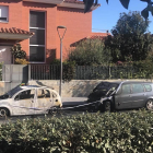 Los vehículos quemaron en una zona residencial de Vila-seca, justo delante de una casa unifamiliar.