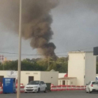 L'incendi crea una densa columna de fum negre visible des de lluny.