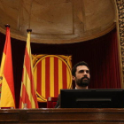 Pla mig del president del Parlament de Catalunya, Roger Torrent, a l'hemicile abans de començar el ple.