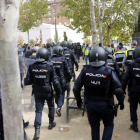 Agentes de la policía española marchándose con las urnas del IES Ronda de Lérida.