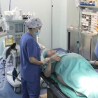Un equip mèdic de l'Hospital Recoletas de Burgos, a punt de realitzar una cessària a una dona de 64 anys embarassada de bessons.