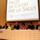 Instant en què els portaveus dels partits amb representació a l'Ajuntament de Reus signen el Pacte de Salut, amb l'alcalde al centre de la taula, en un acte solemne a la sala d'actes de l'Hospital Sant Joan de Reus, el 15 de febrer del 2017.
