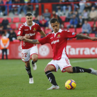 Javi Márquez intenta una passada amb cama esquerra durant el Nàstic-Almería