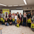 Fotografía de grupo de las doce parejas participantes en la 4ª edición del Voluntariat per la llengua en Creixell, en el acto de presentación.