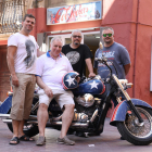 Òscar Llop, Joan Carles Llop, Eugeni Biosca y Xavier Vidal delante del local con la moto de Biosca, decorada con motivos del Capitán América.