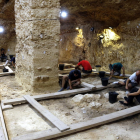Imagen de archivo de un grupo de arqueólogos excavando en el Abric Romaní de Capellades.