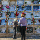 Una dona i un home al cementiri de Tarragona en el Dia de Tots Sants d'aquest any.