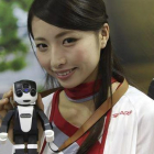 Japó ven el primer telèfon mòbil robòtic