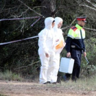Imatgee d'arxiu de la policia científica buscant proves al lloc on es va trobar el cadaver.