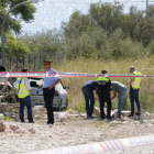 Los Mossos D'Esquadra investigan 'in situ' las causas de la explosión de una vivienda de Alcanar.