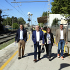 Pla general dels alcaldes de Vandellòs i l'Hospitalet de l'Infant, Salou, Cambrils i Mont-roig del Camp caminant vora la via del tren, amb l'estació de Salou al fons. Imatge del 2 de maig del 2018
