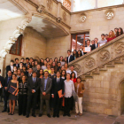 El presidente de la Generalitat, Carles Puigdemont, con los estudiantes premiados.