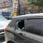 Imatge d'un dels cotxes amb els vidres trencats