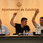 En el centro, el alcalde de Calafell, Ramon Ferré, absteniéndose durante la votación sobre la cesión de espacios para el referéndum del 1-O.