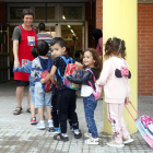 Pla obert d'un grup d'alumnes de l'institut-escola Mediterrani de Tarragona entrant en fila al centre amb la seva mestra. Imatge del 12 de setembre del 2017