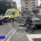 Imagen del vehículo que ha quedado volcado después de chocar contra otro turismo en el Vendrell.