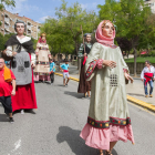 Elements festius desfilen en la cercavila que va recórrer els carrers de Sant Pere i Sant Pau.