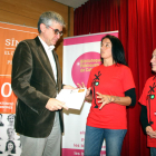 Dues representants de Trens Dignes, entre elles la portaveu Montse Castellà, entregant el plec de queixes al'adjunt general del Síndic de Greuges.