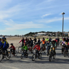 Els veïns s'han reunit per celebrar la bicicletada popular la tradicional al municipi.