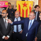 Los concejales de la CUP de Reus flanquean con esteladas al ministro Catalá