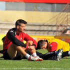 El davanter descansa durant un entrenament amb el CF Reus.