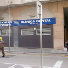 Dels baixos de l'edifici, on està situada la clínica dental, en sortia una densa columna de fum.