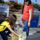 Imagen de archivo de una educadora comprobando el reciclaje de una vecina.