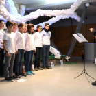 El coro del instituto actuó durante la presentación a las familias, autoridades y amigos.
