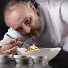 Jeroni Castells prepara un dels 'trampantojos' que han fet famós el seu restaurant
