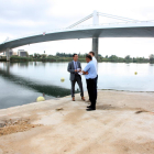 El gerente de Ports de la Generalitat, Joan Pere Gómez, visitando las obras del embarcadero de Sant Jaume d'Enveja delante del puente del Passador.