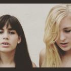 Las dos jóvenes en un momento del videoclip de la canción que han cantado conjuntamente.