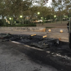Los tres contenedores quemados se encuentran ante el Centre Cívic Mas Abelló.
