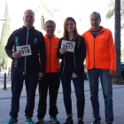 Imatge dels corredors amb els pitralls 2.017 i 2.018 junt amb els membres del club José Manuel Fariña i Antoni Torres.