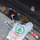 Imagen de archivo de botellas de alcohol y de refresco después de una noche de fiesta en las calles de Tarragona.