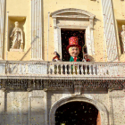 El Home dels Nassos saludando desde el balcón del Palau Municipal.