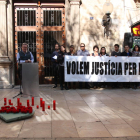 concentració per demanar justícia per Sara Lozano, on amics i familiars porten una pancarta i l'alcalde de Montblanc parla davant l'atril.