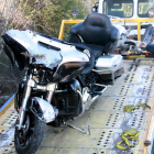 Detall de la motocicleta accidentada carregada a la grua